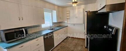 10586 SE Home Ave in Milwaukie, OR - Building Photo - Building Photo