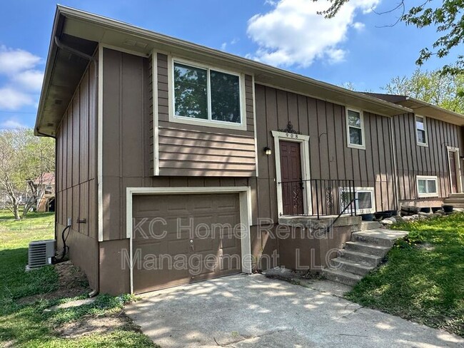 908 SW Kingscross Rd in Blue Springs, MO - Building Photo - Building Photo