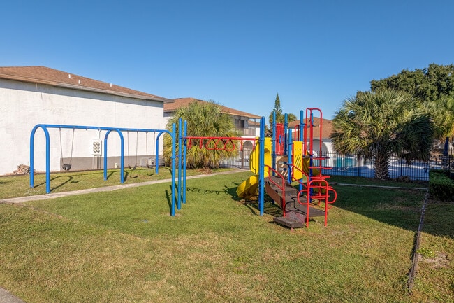 Goldelm at Valencian in Kissimmee, FL - Foto de edificio - Building Photo