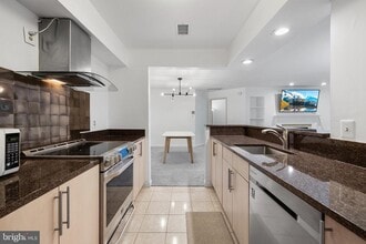 7713 Lafayette Forest Dr in Annandale, VA - Foto de edificio - Building Photo