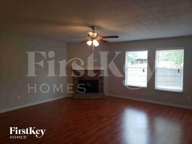 1610 Cliffbrook Dr in Rockwall, TX - Foto de edificio - Building Photo
