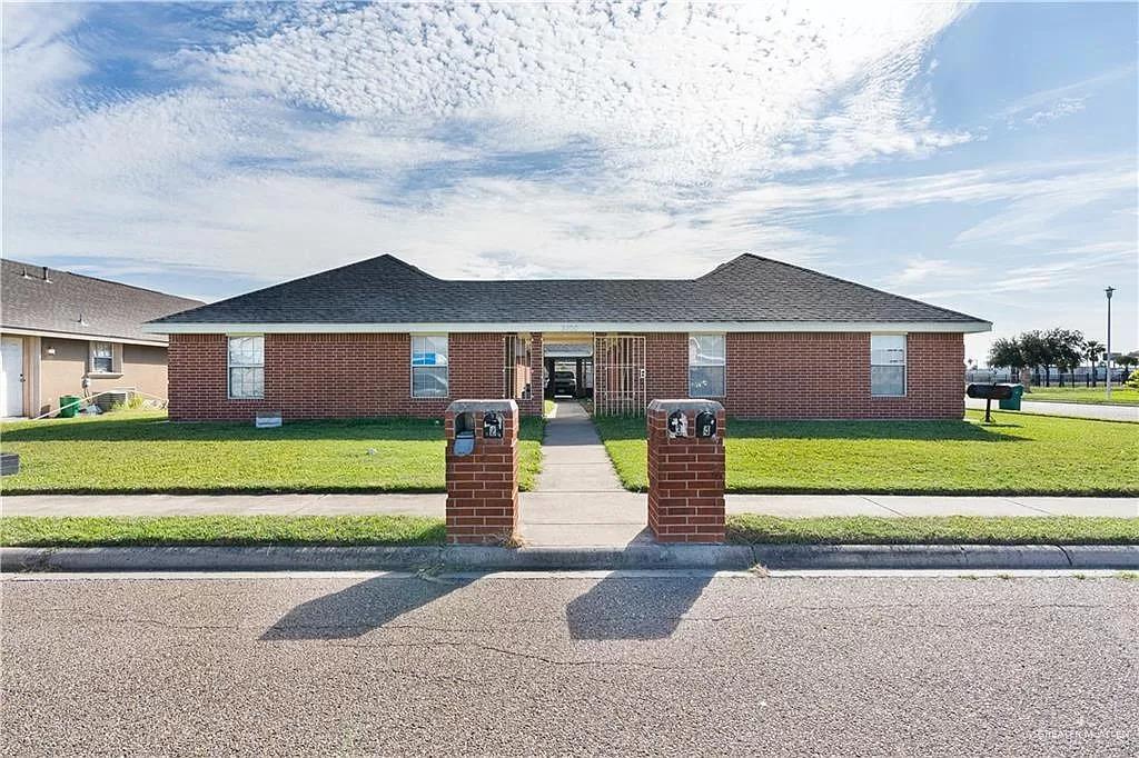2100 N Paradise Dr in Pharr, TX - Building Photo