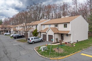 Heatherwood Villas in Edison, NJ - Building Photo