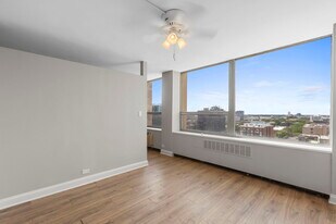 1355 N Sandburg Terrace in Chicago, IL - Building Photo