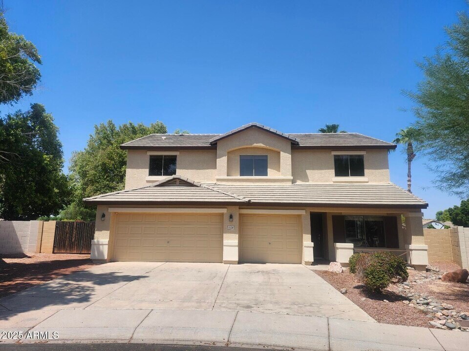 11126 W Wilshire Dr in Avondale, AZ - Building Photo