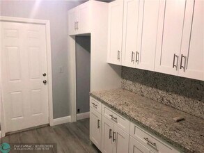 1051 SW 32nd Ct-Unit -2 in Fort Lauderdale, FL - Building Photo - Building Photo
