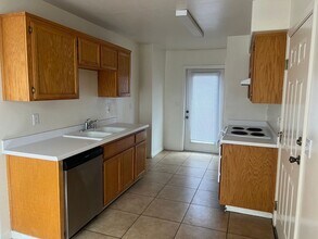 700 Spring Meadow Ct in Bakersfield, CA - Foto de edificio - Building Photo