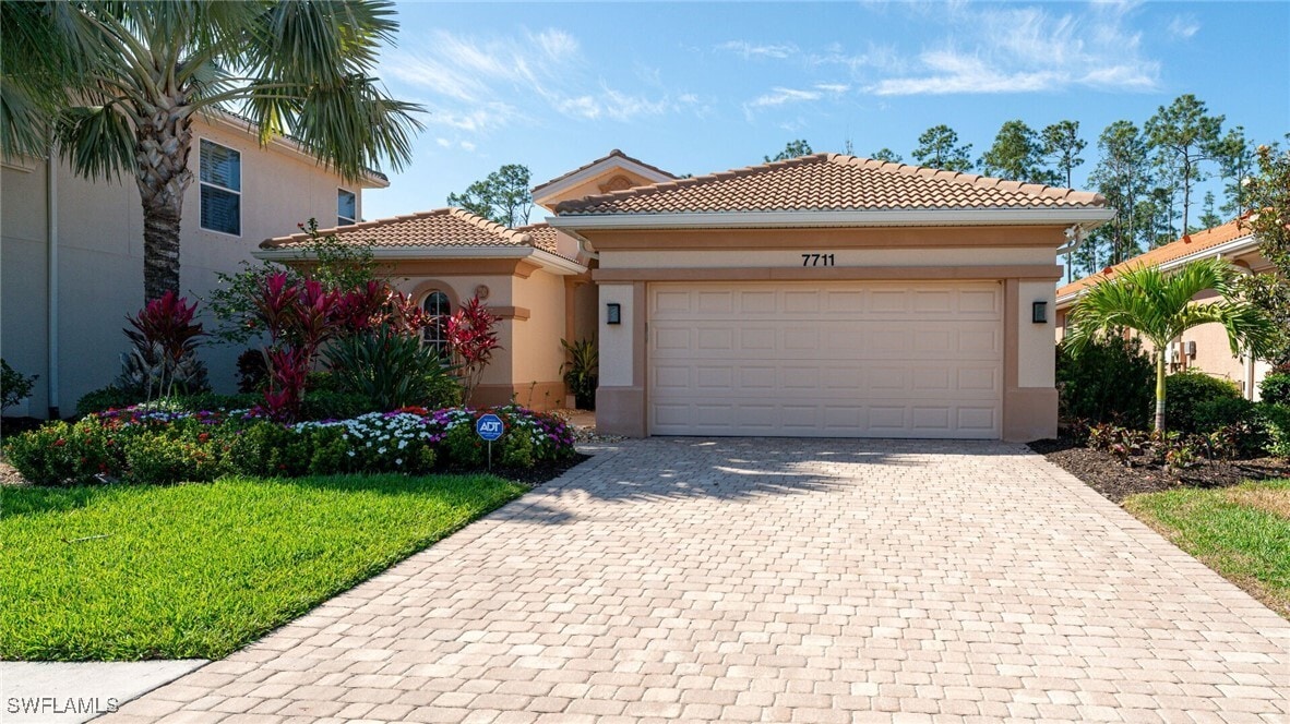 7711 Martino Cir in Naples, FL - Building Photo