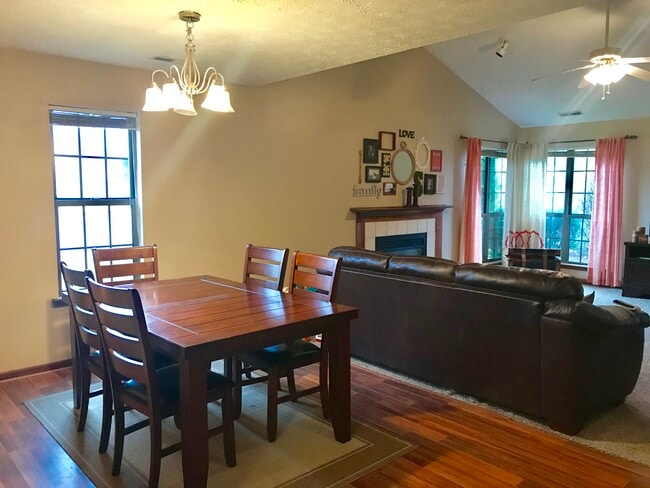 828 Royal Saint George Drive in Greenwood, IN - Foto de edificio - Building Photo