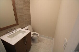 100 Garvies Point Rd in Glen Cove, NY - Building Photo - Building Photo