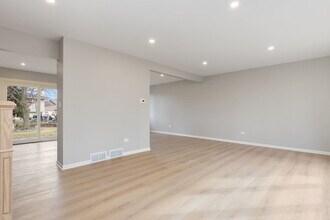 8518 Candlelight Dr W in Willow Springs, IL - Building Photo - Building Photo