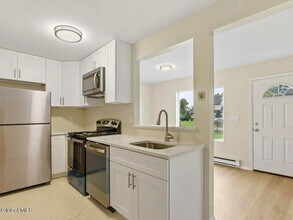 19 Harvest Way, Unit B in Waterford, NY - Foto de edificio - Building Photo