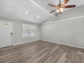 212 N Shady Oaks St in Lake Jackson, TX - Building Photo - Building Photo