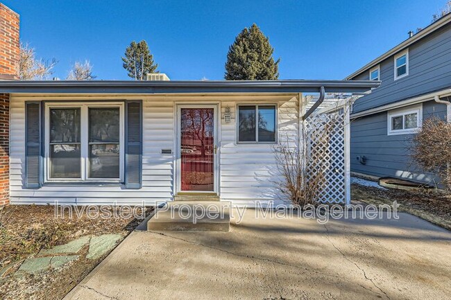 6345 E Minnesota Dr in Denver, CO - Building Photo - Building Photo