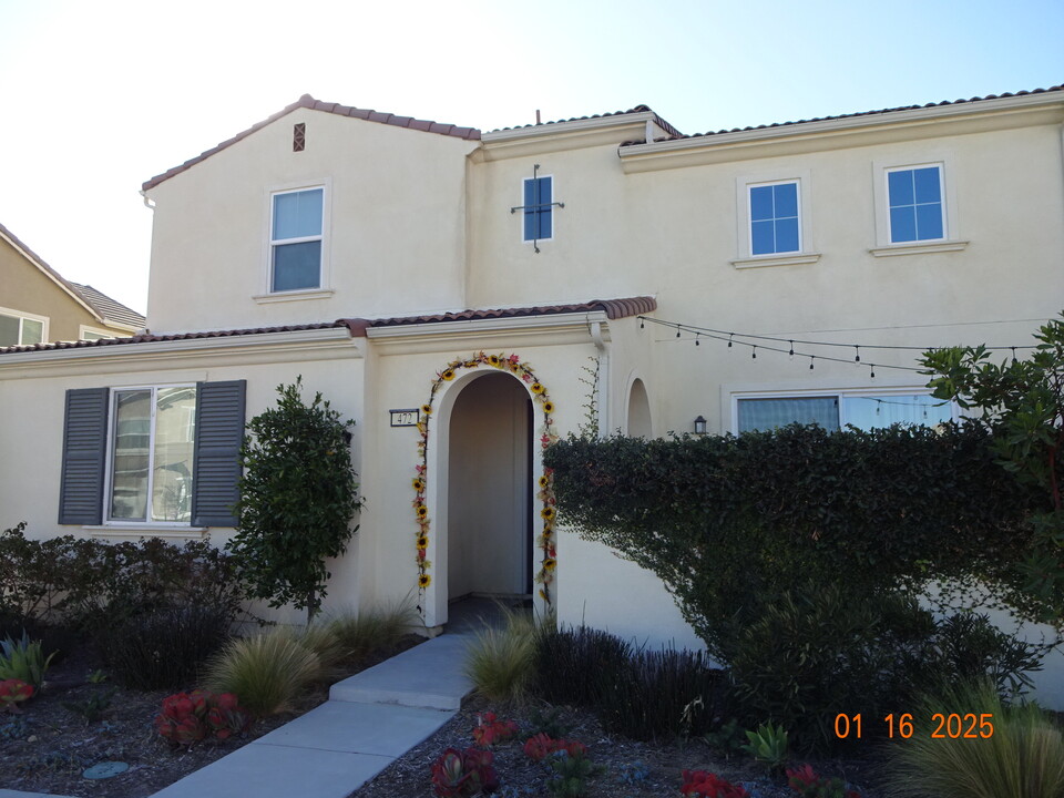 472 Tibbetts St in Santa Paula, CA - Building Photo