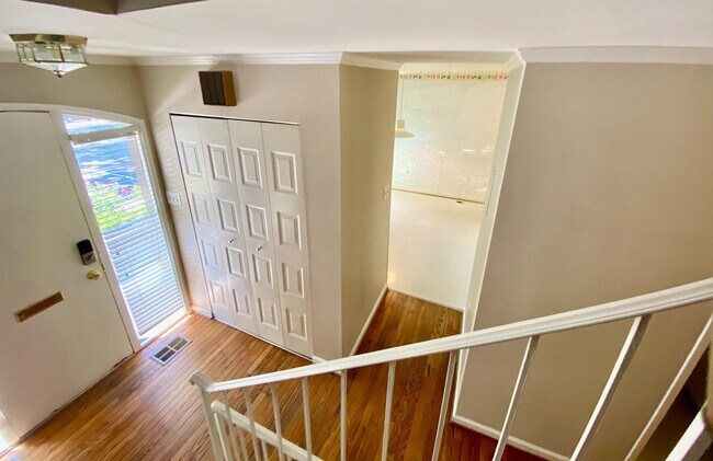 8113 Inverness Ridge Rd in Potomac, MD - Foto de edificio - Building Photo