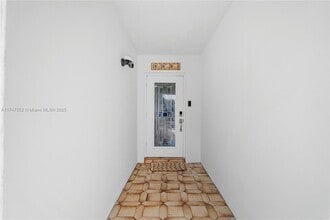 7417 Twin Sabal Dr in Miami Lakes, FL - Building Photo - Building Photo