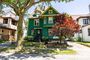 256 Oxford St in Rochester, NY - Building Photo