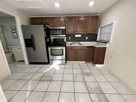 666 W 17th St in Hialeah, FL - Building Photo