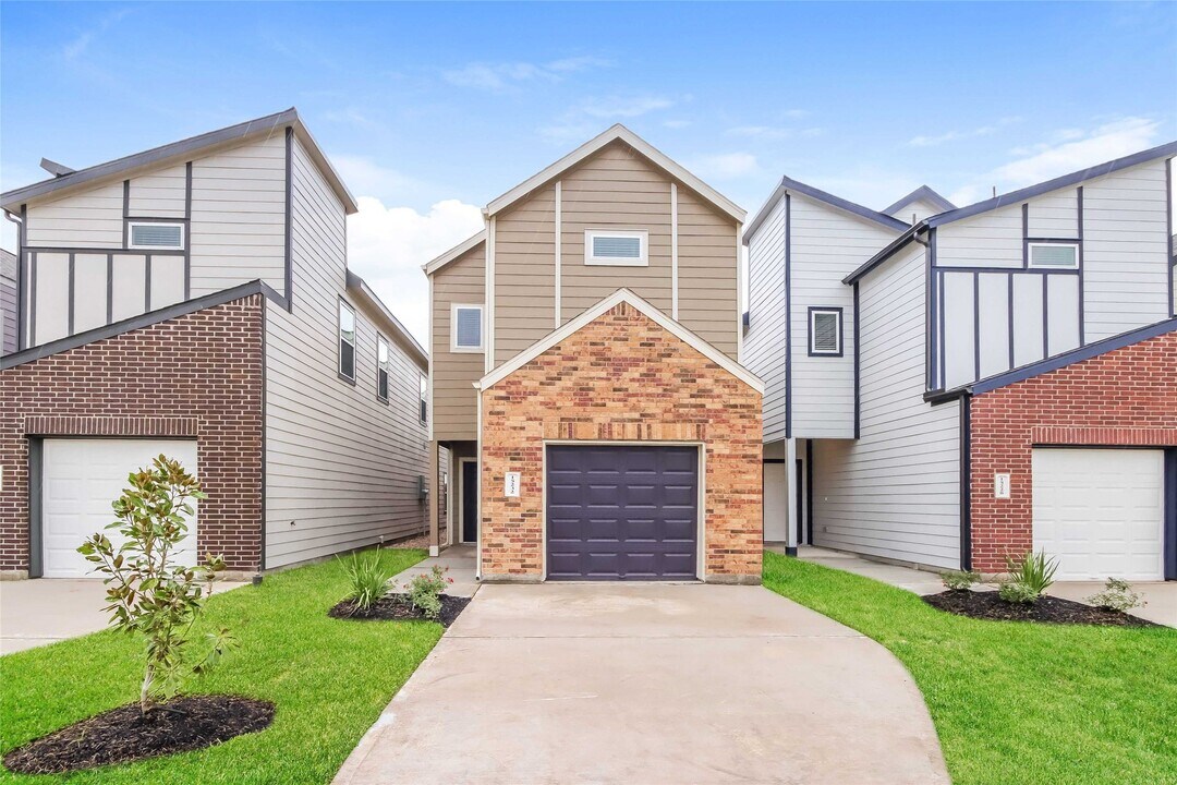 15232 Estrella Rd E in Houston, TX - Building Photo