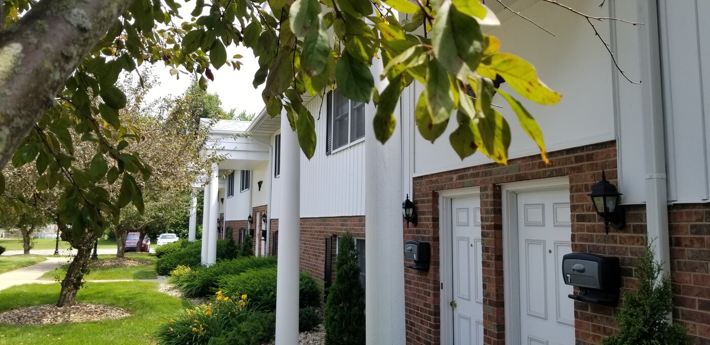 Willow Moor Townhouses II in Jefferson, OH - Foto de edificio