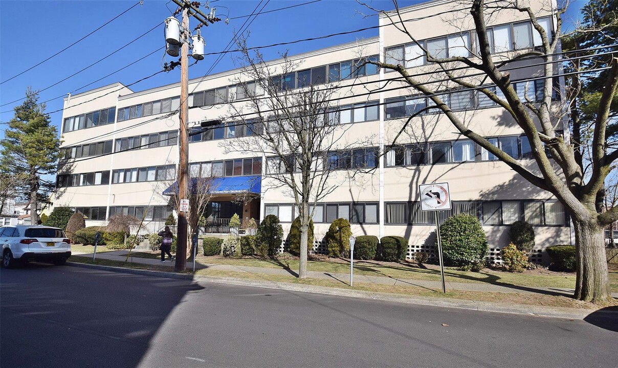 142 Main St in Mineola, NY - Building Photo
