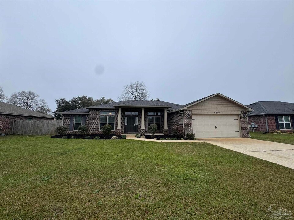 5529 Cane Syrup Cir in Milton, FL - Foto de edificio