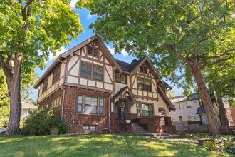 5401 Rockhill Rd in Kansas City, MO - Building Photo - Building Photo