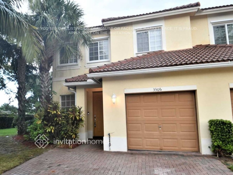 3306 NW 31st Terrace in Lauderdale Lakes, FL - Building Photo