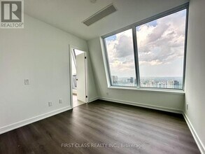 8 Wellesley St W in Toronto, ON - Building Photo - Building Photo
