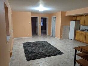 30 Milton Ave, Unit bsmt in Jersey City, NJ - Building Photo - Building Photo