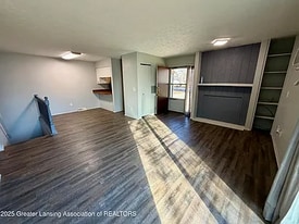 612 S Dibble Blvd in Lansing, MI - Building Photo