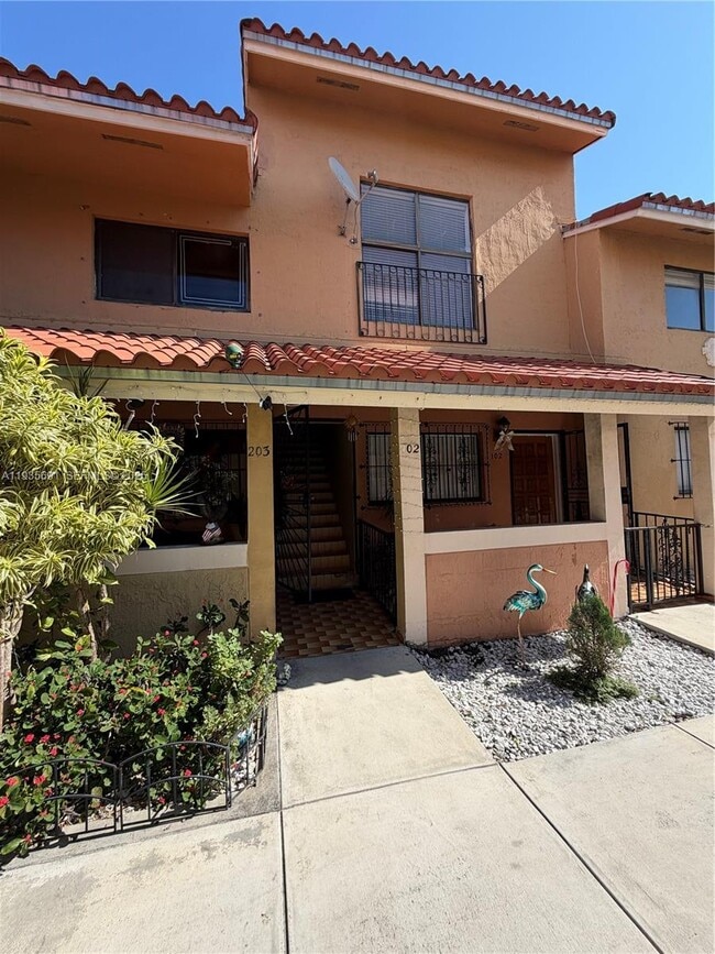 2760 W 61st Pl in Hialeah, FL - Building Photo - Building Photo