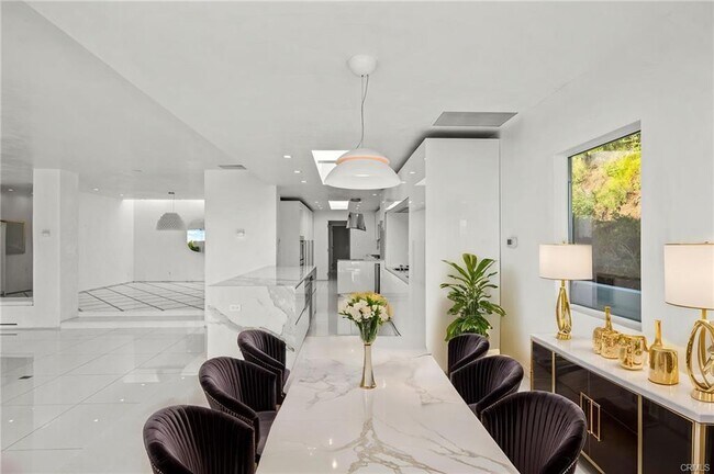 1046 N Hillcrest Rd in Beverly Hills, CA - Building Photo - Building Photo