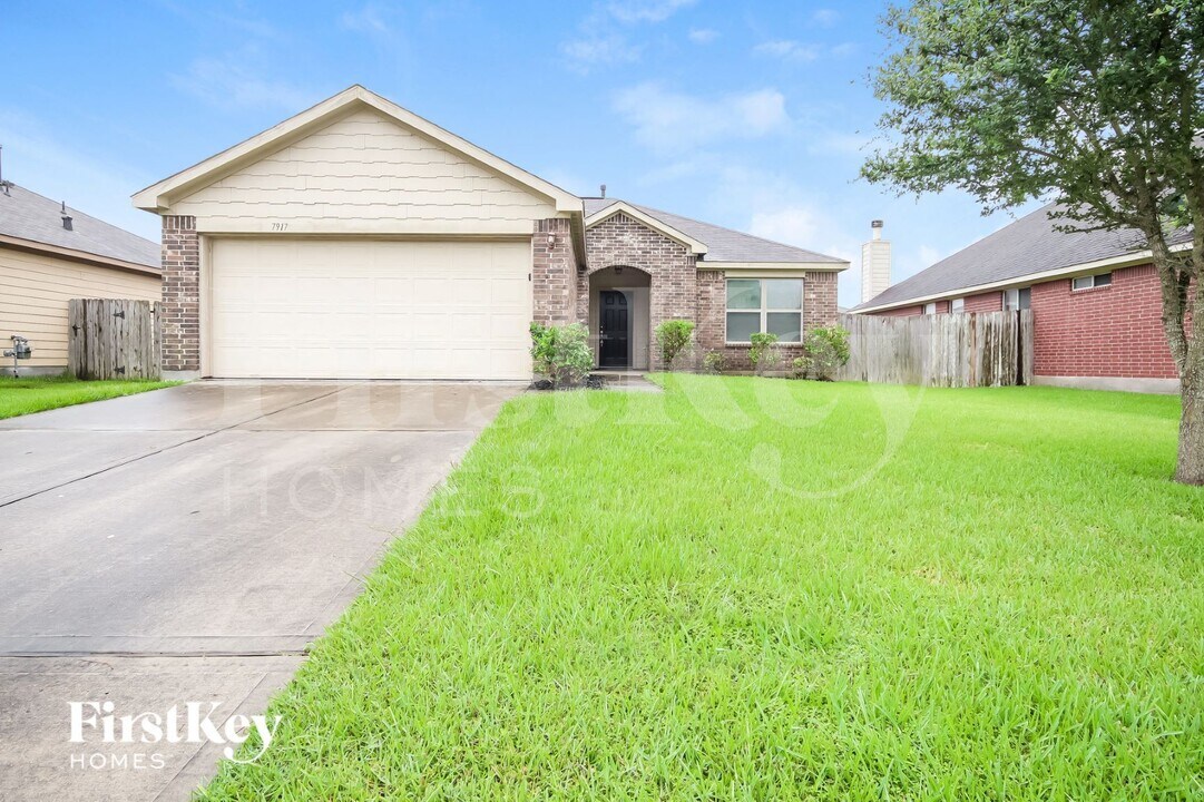 7917 Big Oak Dr in Texas City, TX - Building Photo