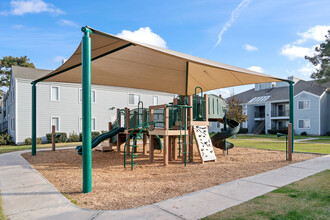 Cambridge Village Apartments in Bakersfield, CA - Building Photo - Building Photo