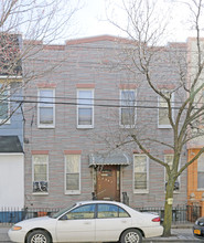 6803 Forest Ave in Ridgewood, NY - Foto de edificio - Building Photo