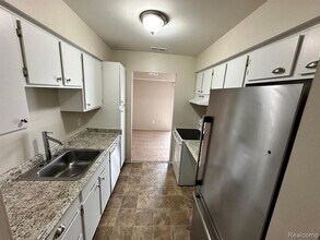 30042 W 12 Mile Rd in Farmington Hills, MI - Building Photo - Building Photo