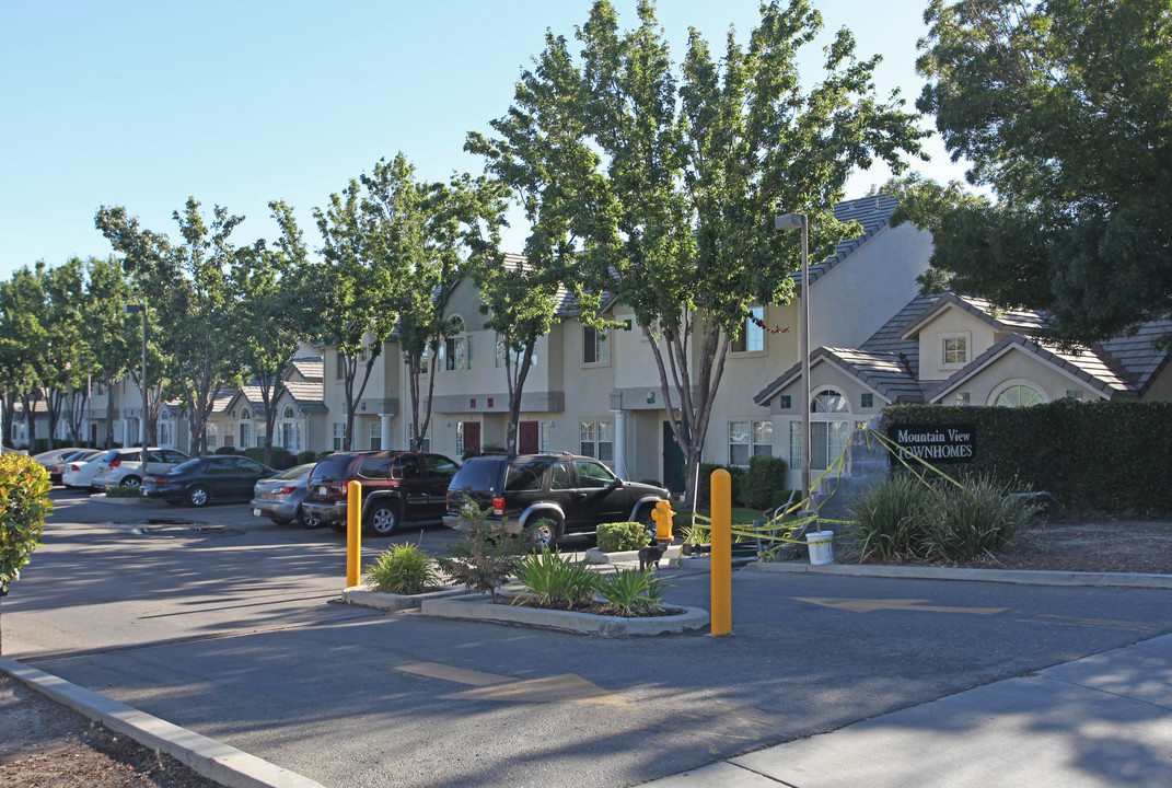 Mountain View in Tracy, CA - Building Photo