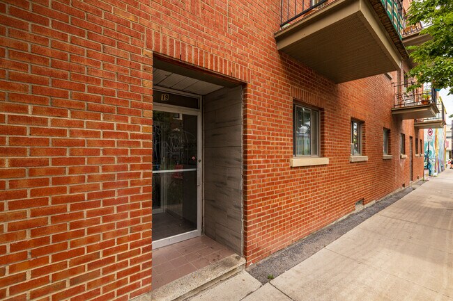 19 Saint-Cuthbert Rue in Montréal, QC - Building Photo - Building Photo