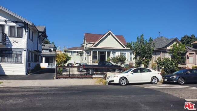 property at 805 E 21st St