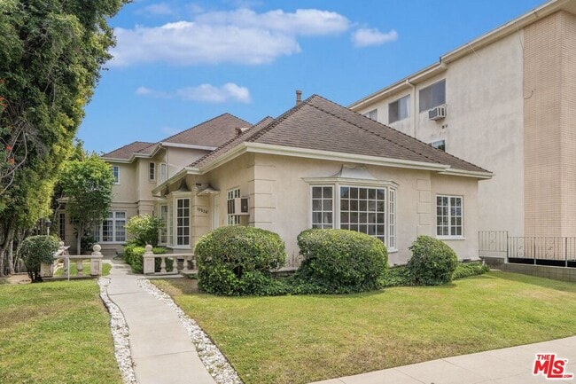 10534 Eastborne Ave in Los Angeles, CA - Building Photo - Building Photo