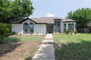 8701 Woodlake Dr in Rowlett, TX - Building Photo