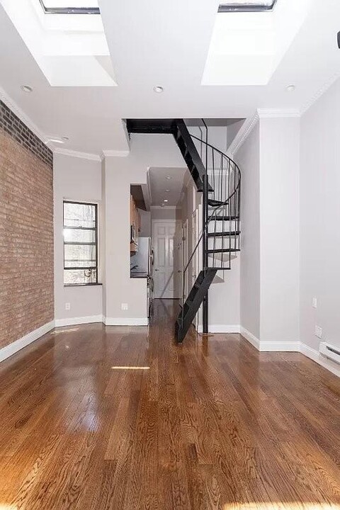 210 E 25th St in New York, NY - Building Photo