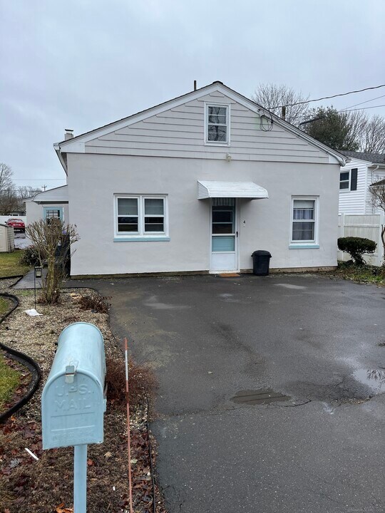 4 Fairlawn Ave in Branford, CT - Building Photo