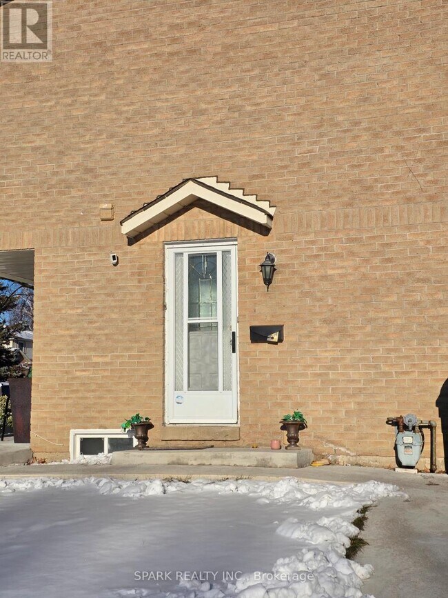 6395 Millers Grove in Mississauga, ON - Building Photo - Building Photo