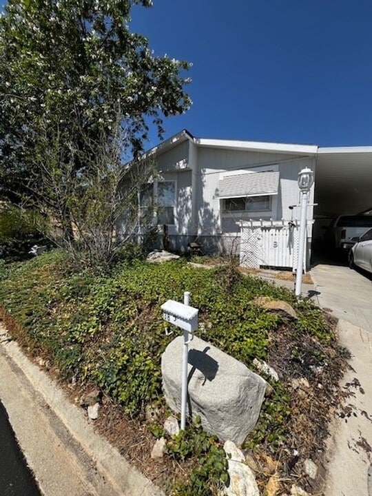 21276 White Pine Dr in Tehachapi, CA - Building Photo