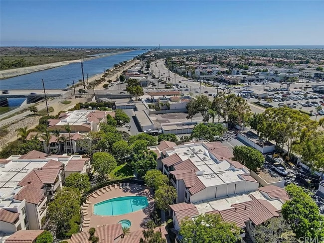 21372 Brookhurst St, Unit 316 in Huntington Beach, CA - Foto de edificio - Building Photo