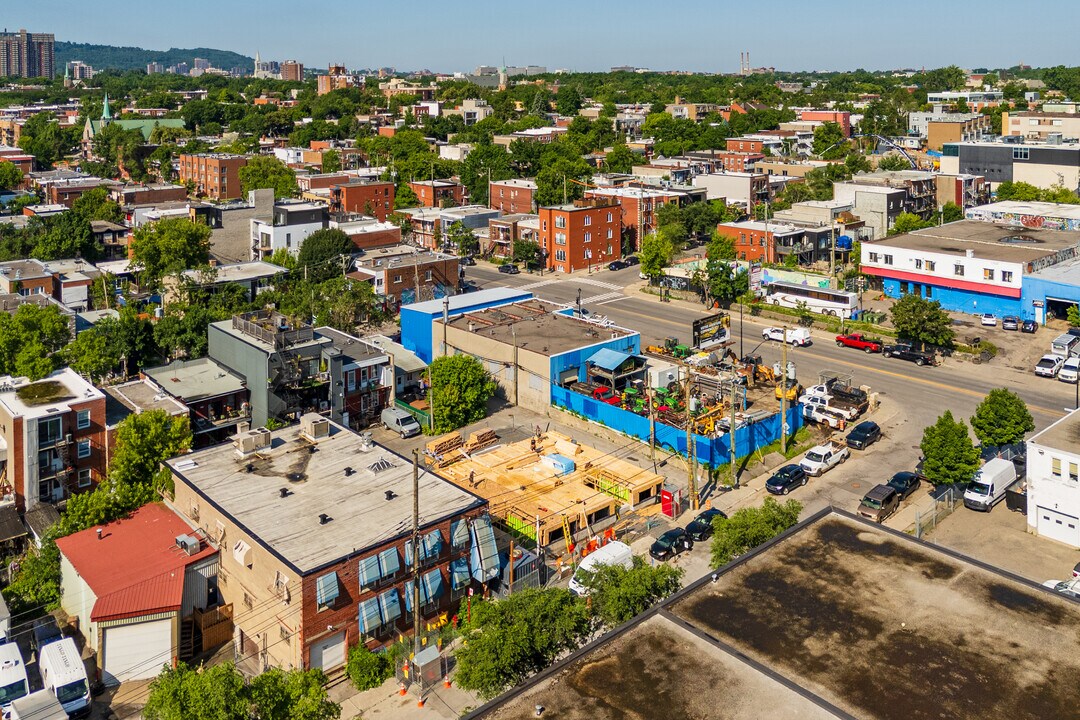 2400 Florian Rue in Montréal, QC - Building Photo