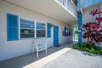 801 Hummingbird 101 Way in West Palm Beach, FL - Building Photo - Building Photo